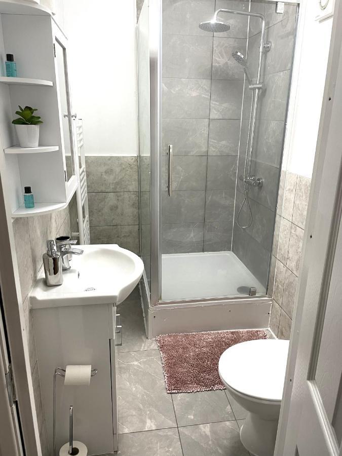 Supreme - 1 Bedroom Apart Sleeps 4 Short/Long Stay Gillingham  Extérieur photo